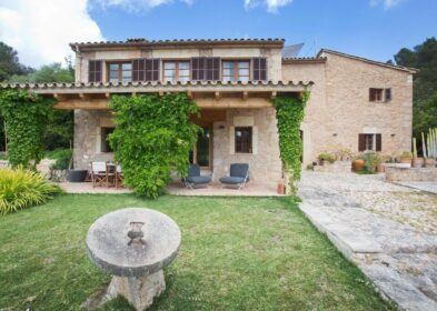 Renovated 6-bed country villa with mountain views near Pollensa, Mallorca